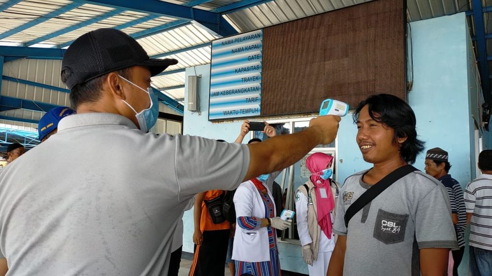 Tak luput satu persatu para penumpang dan sopir yang keluar dari KMP Satria Pratama diperiksa.