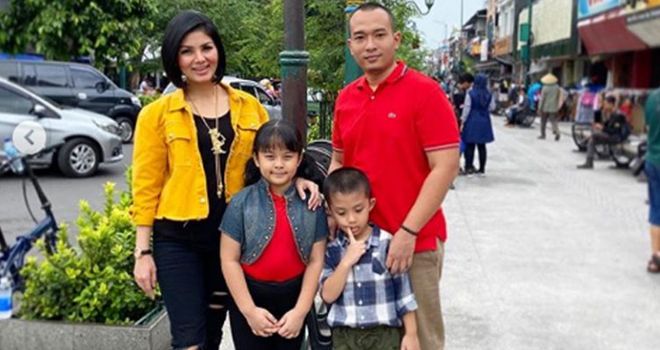 Intan RJ bersama suami dan anak-anaknya.
