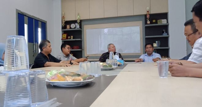 Kedatangan Safrial beserta rombongan disambut hangat oleh CEO Jambi Ekspres Sarkawi yang didampingi Pimpinan Perusahaan Jambi Ekspres Setya Novanto serta Pemimpin Redaksi (Pempred) Jambi Ekspres, Pirma Satria.