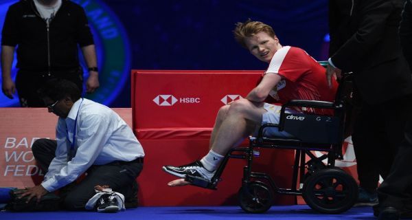 Tunggal putra Denmark Anders Antonsen cedera di tengah laga semifinal All England 2020. 