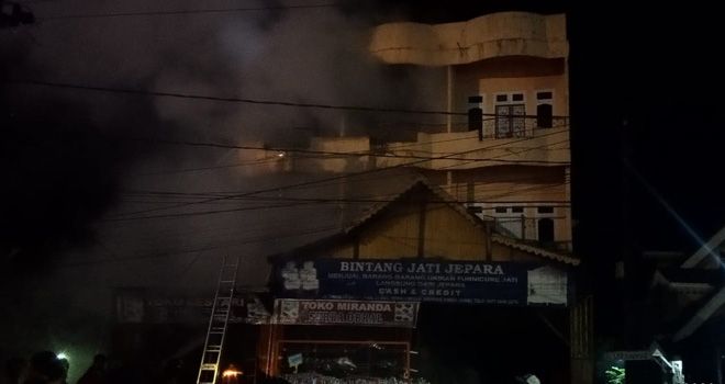 Satu unit ruko yang merupakan toko sepatu di kawasan Simpang Rimbo terbakar. Beruntung tidak menimbulkan korban jiwa meski sempat terdengar suara terikan minta tolong