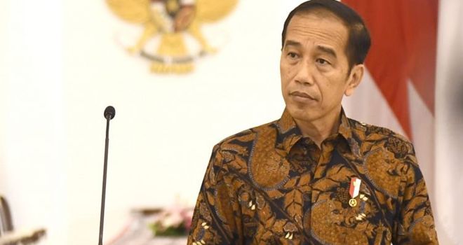 Presiden Joko Widodo menyampaikan pernyataan resmi di Istana Kepresidenan Bogor, Jawa Barat, Minggu (15/3). Presiden menesgask bahwa pihaknya intens melakukan komunikasi dengan WHO untuk menangani penyebaran virus korona di Indonesia. Gugus tugas percepatan penanganan Covid-19 dibentuk dan dikepalai oleh Kepala BNPB untuk mengerahkan sumber daya terpadu dalam penanganan penyebaran virus ini. Pemerintah bekerja keras untuk menjaga dan meminimalkan dampak dari penyebaran virus korona di tengah masyarakat yang turut memperlambat ekonomi dunia secara masif.