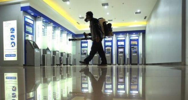 Ilustrasi: Seorang petugas saat melakukan penyemprotan disinfektan untuk mencegah penyebaran virus corona atau COVID-19 di salah satu pusat perbelanjaan di Tangerang.
