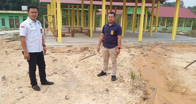 Penyidik saat melakukan pengecekan lapangan pengerjaan proyek di Desa Pemayungan, Kecamatan Sumay tahun anggaran 2018 lalu.