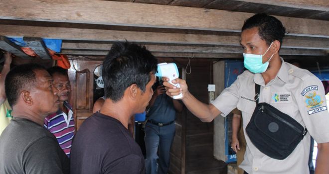 Dari hasil pemeriksaan oleh pihak KKP, bahwa suhu badan Kapten beserta ABK nya masih normal dan belum ada tanda-tanda membahayakan.