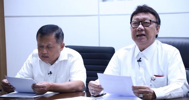 MenPAN-RB Tjahjo Kumolo mengumumkan SE Nomor 19 Tahun 2020 yang mengatur tentang PNS kerja di rumah.
