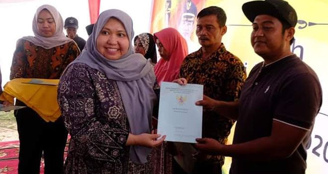 Program Redistribusi Sertifikat tanah tersebut secara simbolis diserahkan langsung oleh Bupati Muaro Jambi, Hj. Masnah Busro, SE.