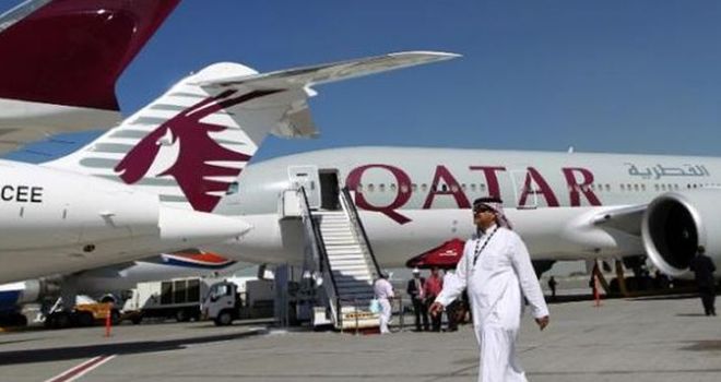 Qatar Airways memecat 200 karyawan akibat virus corona. 