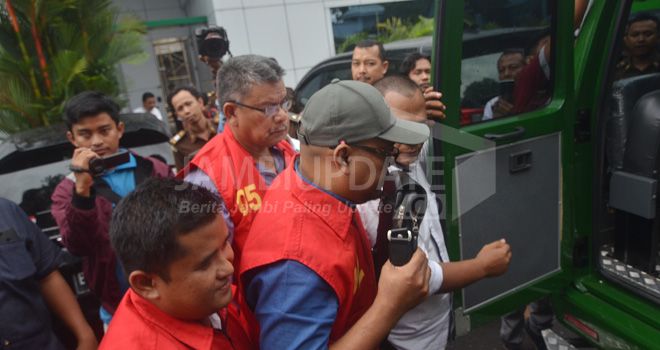 Tersangka kasus korupsi pembangunan gedung auditorium UIN saat diamankan beberapa waktu lalu