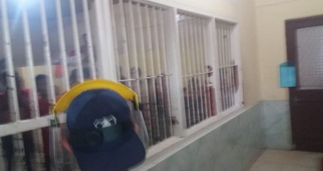 Tim Penanganan Covid-19 di Provinsi Jambi, melakukan penyemprotan disinfektan di gedung Pengadilan Negeri (PN) Jambi.