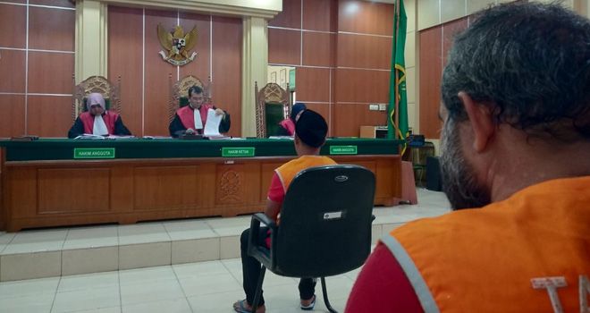 Terdakwa saat menjalani sidang tuntutan beberapa waktu lalu. Sidang vonsi atas terdakwa yang dijadwalkan kemarin (19/3) ditunda 2 April mendatang