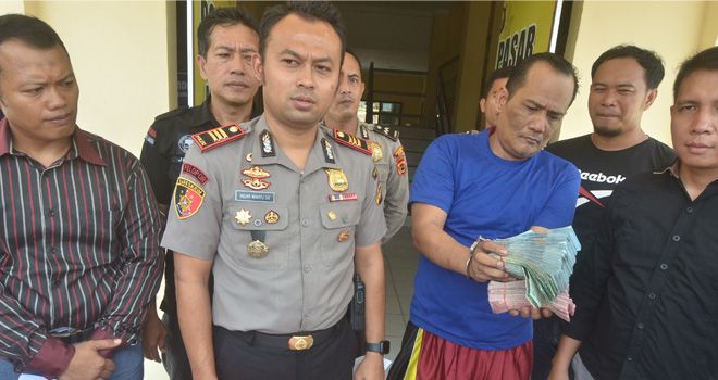 Pelaku pencurian modus pecah kaca mobil ditangkap oleh petugas dari Polsek Pasar Jambi, dari tangannya turut diamankan uang hasil curian yang tersisa sebesar Rp 50 juta.