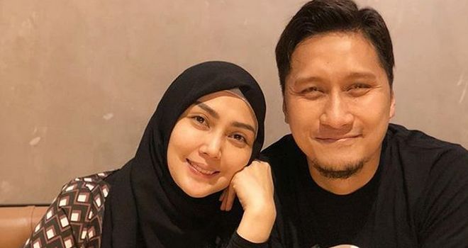 Arie Untung dan Isteri.