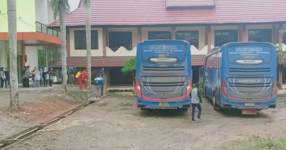 Pemeriksaan 63 Siswa SMA 1 Kota Jambi Eks Fieldtrip Jawa Tak.
