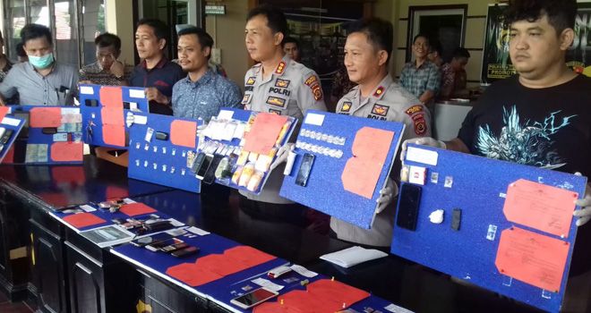 Barang bukti tangkapan selama operasi Antik Siginjai 2020 yang diamankan dari sejumlah tersangka penyalahgunaan narkoba.