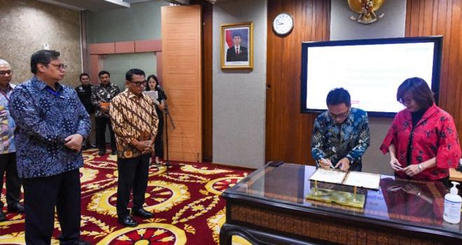  

Menteri Koordinator Bidang Perekonomian Airlangga Hartarto (kedua dari kiri) dan Kepala Staf Kepresidenan Dr. Moeldoko (ketiga dari kiri) menyaksikan penandatanganan nota kesepahaman mitra platform resmi Kartu Prakerja yang dilakukan oleh Direktur Eksekutif Manajemen Pelaksana Kartu Prakerja Denni Puspa Purbasari (paling kanan) dan Direktur Digital Business Telkom Faizal R. Djoemadi (kedua dari kanan) di Jakarta, Jumat (20/3).

 

