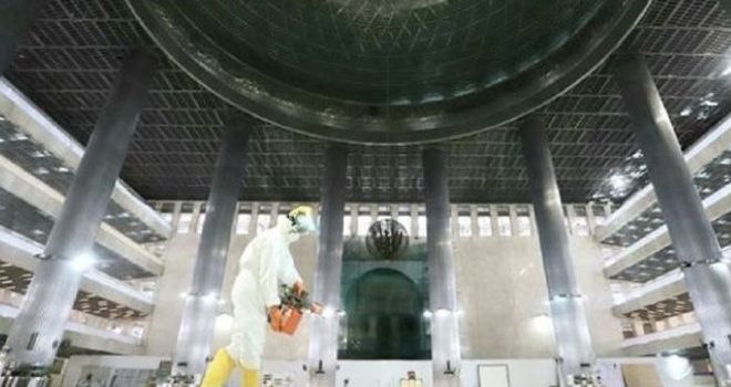 Ilustrasi sterilisasi area ibadah mencegah penularan virus corona. 

