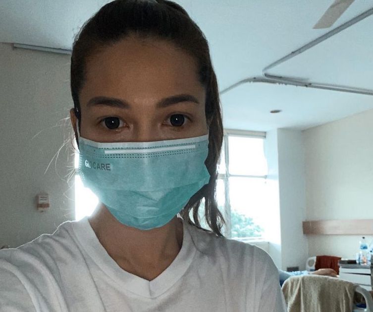 Andrea Dian Mengenakan masker wajah di Rumah Sakit saat menjalani perawatan.
