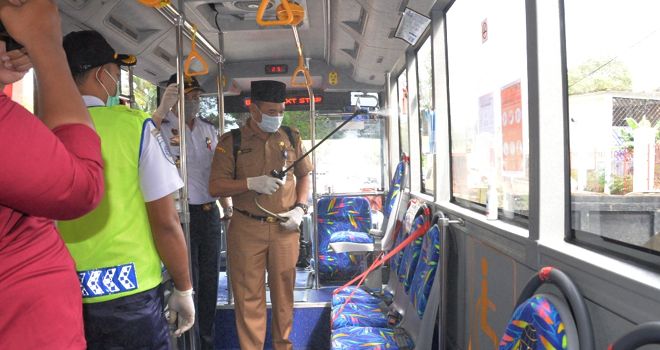 Mulai dari halte hingga semua sisi dan dalam bis disemprot untuk membunuh virus.