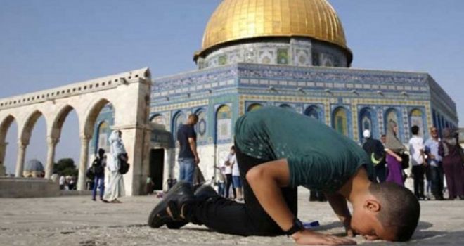 Seorang remaja Palestina sedang menjalankan salat di kompleks Masjid al Aqsa, Jerusalem. 
