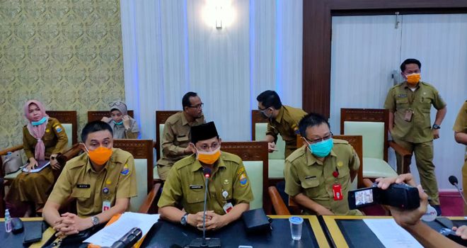 Dalam konferensi pers dadakan di ruang pola kantor Gubernur ini, dijelaskan Juru bicara satgas Johansyah pasien yang dinyatakan terinfeksi merupakan pria umur 55 tahun yang dinyatakan positif corona.