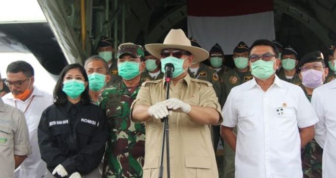 
Menhan Prabowo Subianto di Bandara Halim Perdanakusuma, Jakarta Timur, Senin (23/3/2020)


