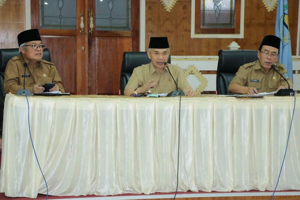 Bupati Kerinci Adirozal Pimpin Rapat Percepatan Penanganan Covid - 19

