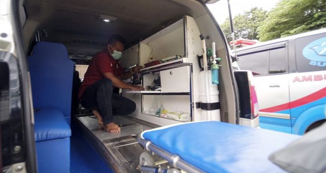 Petugas sedang membersihkan ambulance sebagai antisipasi merebaknya wabah COVID-19 di Jakarta. 
