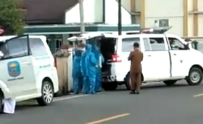 Video yang memperlihatkan salah seorang warga Kerinci yang diduga terkena ciri - ciri mirip terpapar Covid - 19 dijemput oleh petugas kesehatan dengan berpakaian penutup lengkap.