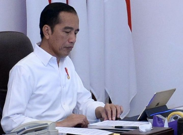 Presiden Joko Widodo memimpin rapat terbatas (ratas) terkait Kebijakan Moneter dan Fiskal Menghadapi Dampak Ekonomi Pandemi Global Covid-19 melalui telekonferensi dari Istana Merdeka, Jakarta, Jumat (20/3). Presiden telah berbicara dengan pihak Bank Indonesia, Otoritas Jasa Keuangan, dan Lembaga Penjamin Simpanan untuk memperkuat sinergi kebijakan dengan pemerintah pusat. Hasil rapat pun disampaikan dalam konferensi pers.
