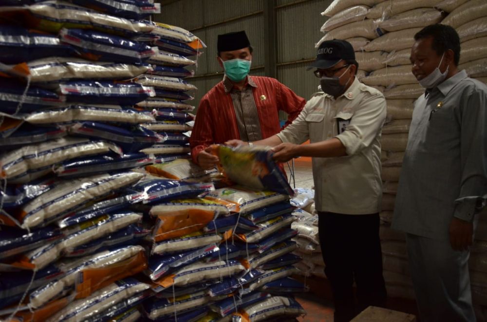 Ketua DPRD Edi Purwanto Cek Ketersediaan Pangan di Bulog.

