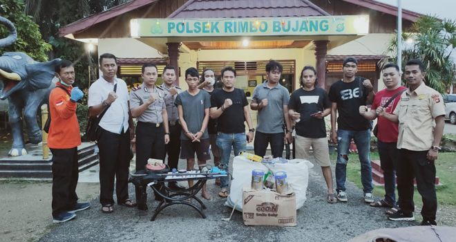 Pelaku pencurian di salah satu Alfamart kawasan Rimbo Bujang, Kabupaten Tebo diamankan oleh petugas berikut senpi yang dibawa saat malancarkan aksinya.