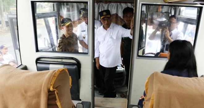Menhub Budi Karya berada di dalam kereta api jalur layang Kota Medan-Bandara Kualanamu. 