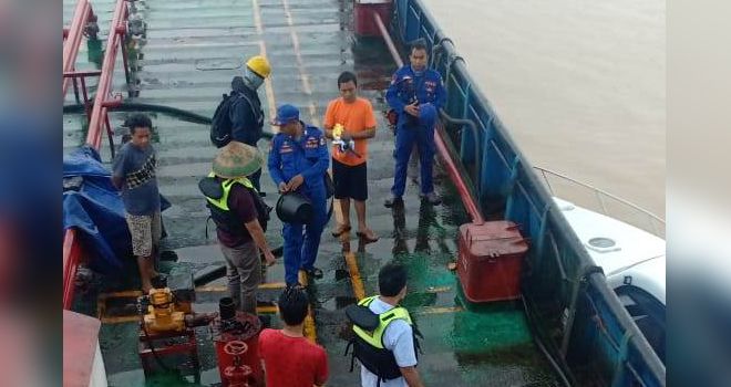 Kapal tengker berisikan 60 ton minyak diduga illegal diamankan oleh Tim Satgas Korpolairud Baharkam.