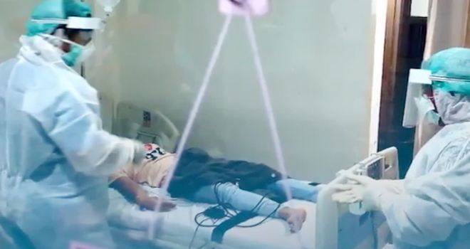 Ilustrasi penanganan pasien di ruang isolasi rumah sakit.

