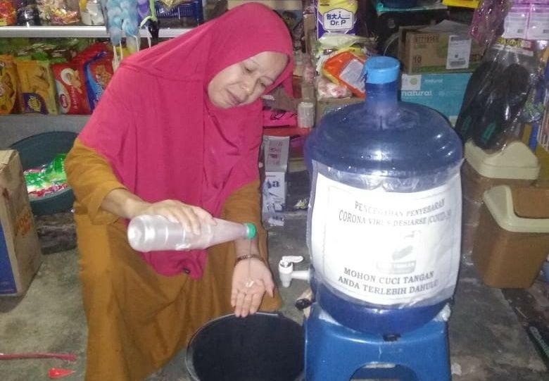 Seluruh Warung di Salah Satu Desa di Kerinci Sediakan Hand Sanitizer.