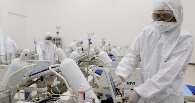 Petugas sedang mempersiapkan rumah sakit darurat untuk pasien COVID-19. 