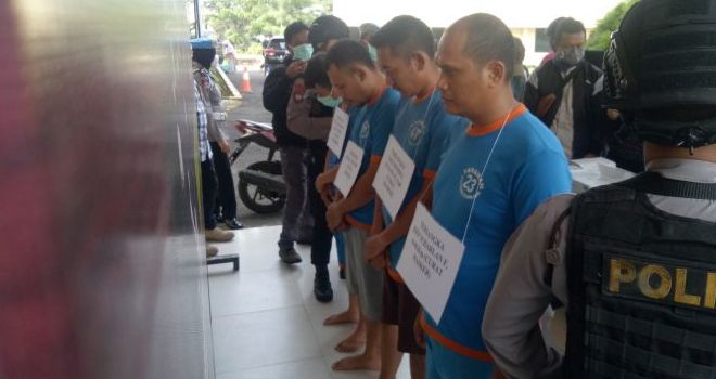 Oknum ASN RSUD Pagelaran, Cianjur, pelaku pencurian 360 box masker di Mapolres Cianjur.


