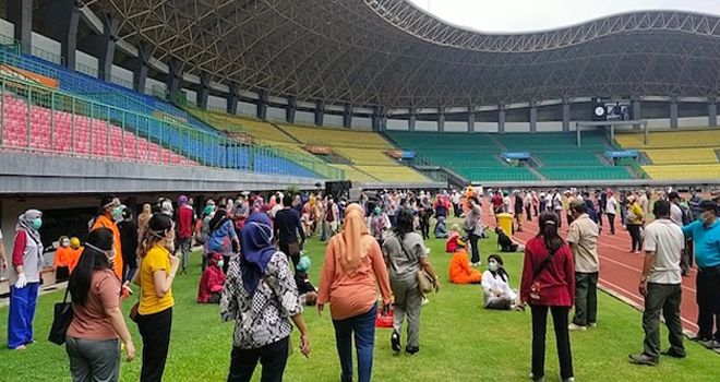 Rapid test massal di Stadion Patriot Kota Bekasi, Jawa Barat. 
 


