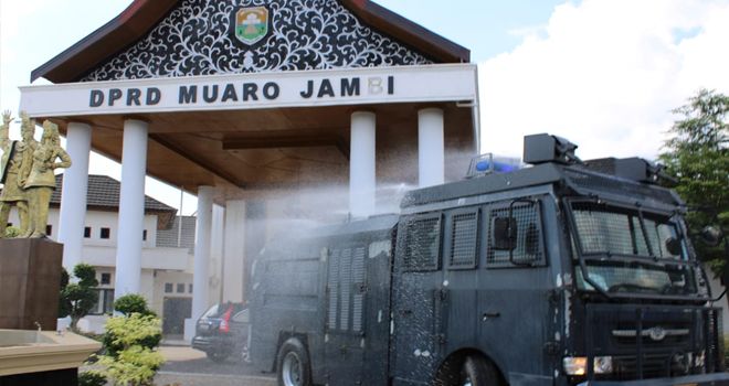 Terlihat sebuah mobil Water Canon melakukan penyemprotan ke seluruh area gedung DPRD Muaro Jambi.