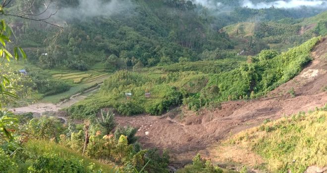 Banjir bandang akibat sungai meluap dan tanah longsor .