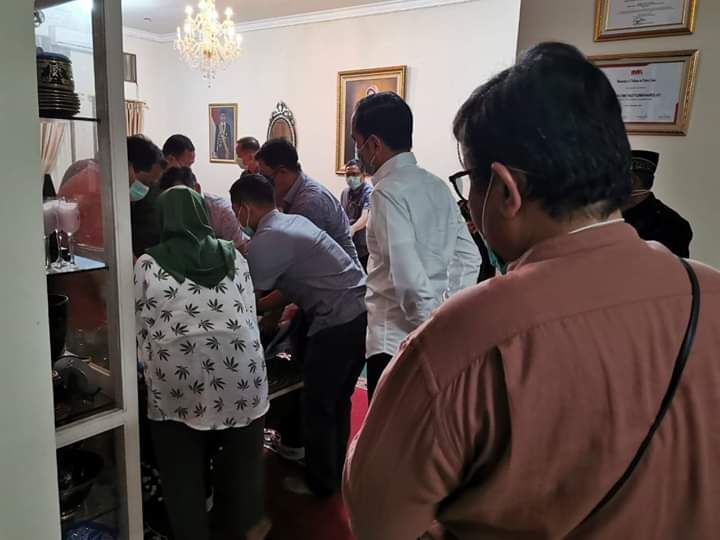 Presiden Joko Widodo tiba di kediaman almarhuman Ibunda tercinta di Solo, Jawa Tengah, setelah sebelumnya mendatangi RS TNI Rumah Sakit TNI (RST) Tingkat III Slamet Riyadi, Surakarta, Jawa Tengah, Rabu (25/3).