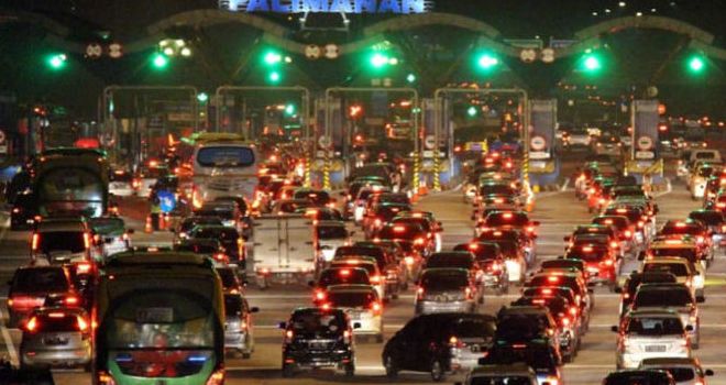 Kondisi gerbang Tol Cipali yang dipadati kendaraan pemudik.

 


