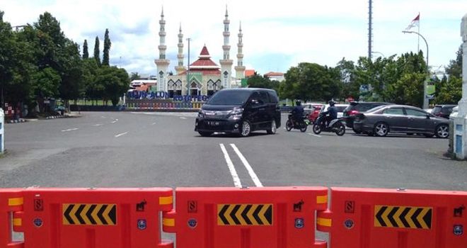 Jalan di kompleks alun-alun yang menuju Stasiun Kereta Api Tegal ditutup.

