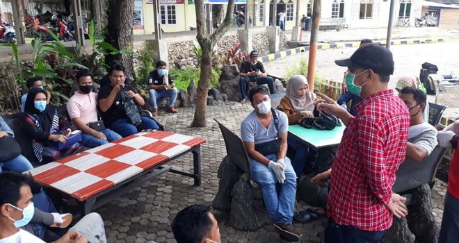 Pengarahan Kadisnakertrans Bahari (Baju Merah).