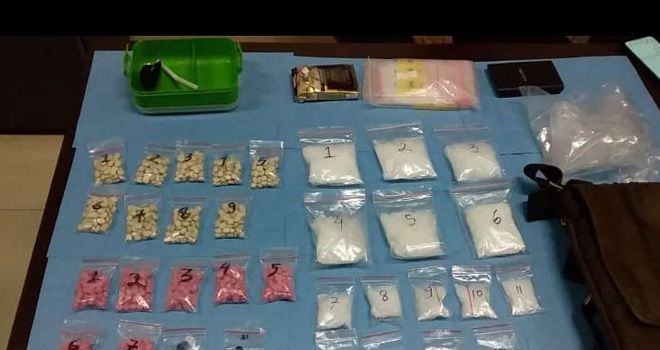 Petugas menunjukkan barang bukti yang berhasil diamankan dari kediaman NA di kawasan Pematang Sulur, Kota Jambi