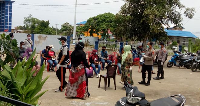 15 penumpang diisolasi dan dibawa ke Puskesmas I untuk dilakukan pengecekan kesehatan.