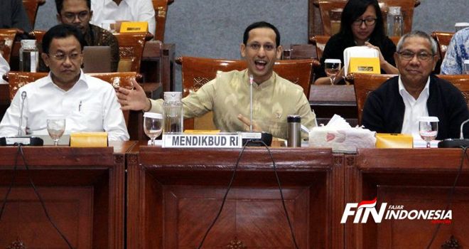 Menteri Pendidikan dan Kebudayaan (Mendikbud), Nadiem Makarim memberikan keterangan saat rapat kerja (raker) dengan Komisi X DPR RI di Kompleks Parlemen, Senayan, Jakarta, Kamis (20/2/2020). Menjawab pertanyaan anggota dewan, Nadiem mengaku jengkel karena dituding atas konflik kepentingan (conflict of interest) terkait bayar SPP menggunakan GoPay di media sosial. Nadiem menjelaskan bahwa, pembayaran SPP memakai GoPay merupakan inovasi digitalisasi keuangan. Dia menegaskan bahwa hal tersebur tidak ada hubungannya dan bukan kebijakan Kemendikbud.