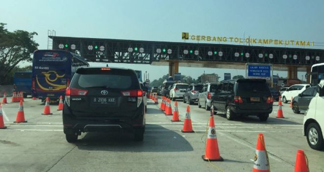 Ilustrasi : Suasana di Pintu Tol Cikampek ramai lancar saat Mudik 2019.

