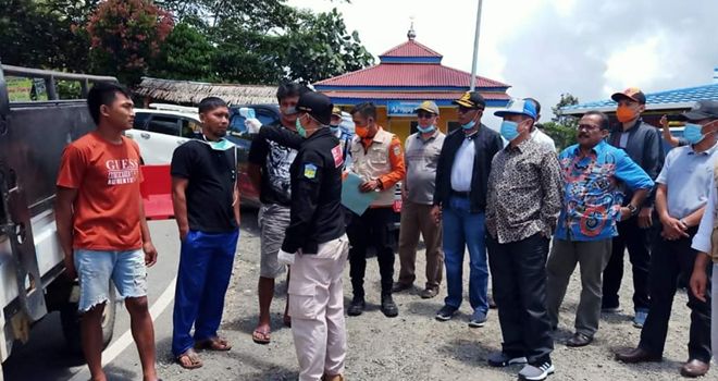 Satu persatu penumpang kendaraan yang memasuki Kota Sungai Penuh dicek dan diperiksa suhu tubuh oleh petugas dari kesehatan Kota Sungai Penuh.